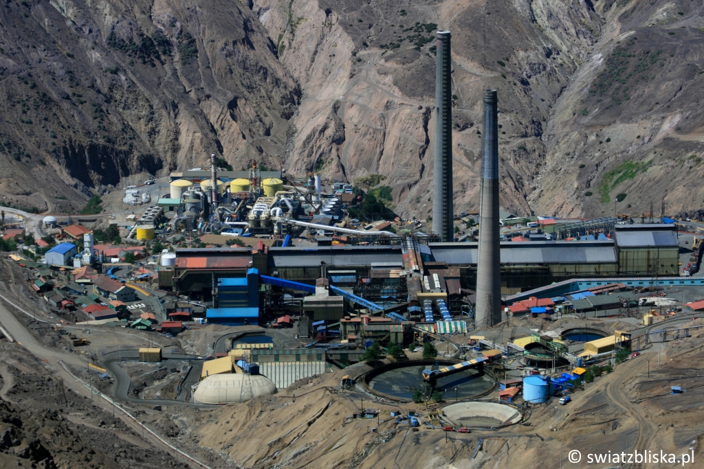 Ogromna kopalnia miedzi El Teniente z daleka sprawia wrażenie zbudowanej z klocków. Chile. / fot. swiatzbliska.pl